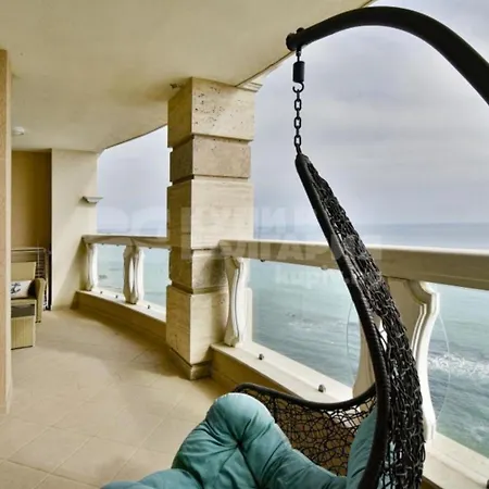 La Welcome Golden Sands