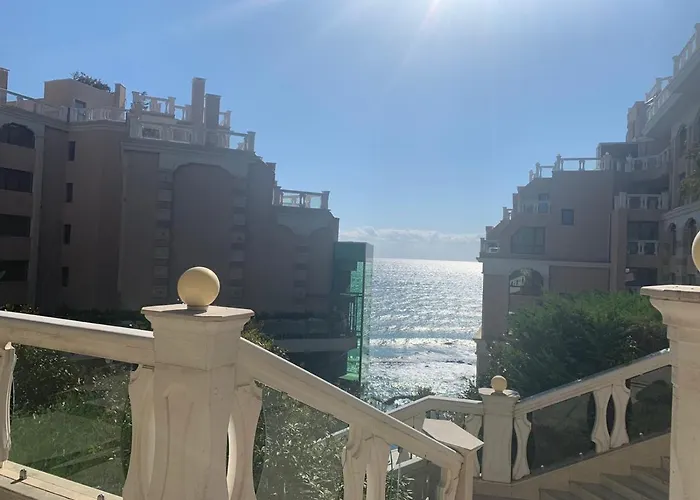 La Welcome Golden Sands