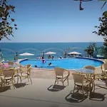 La Welcome Golden Sands